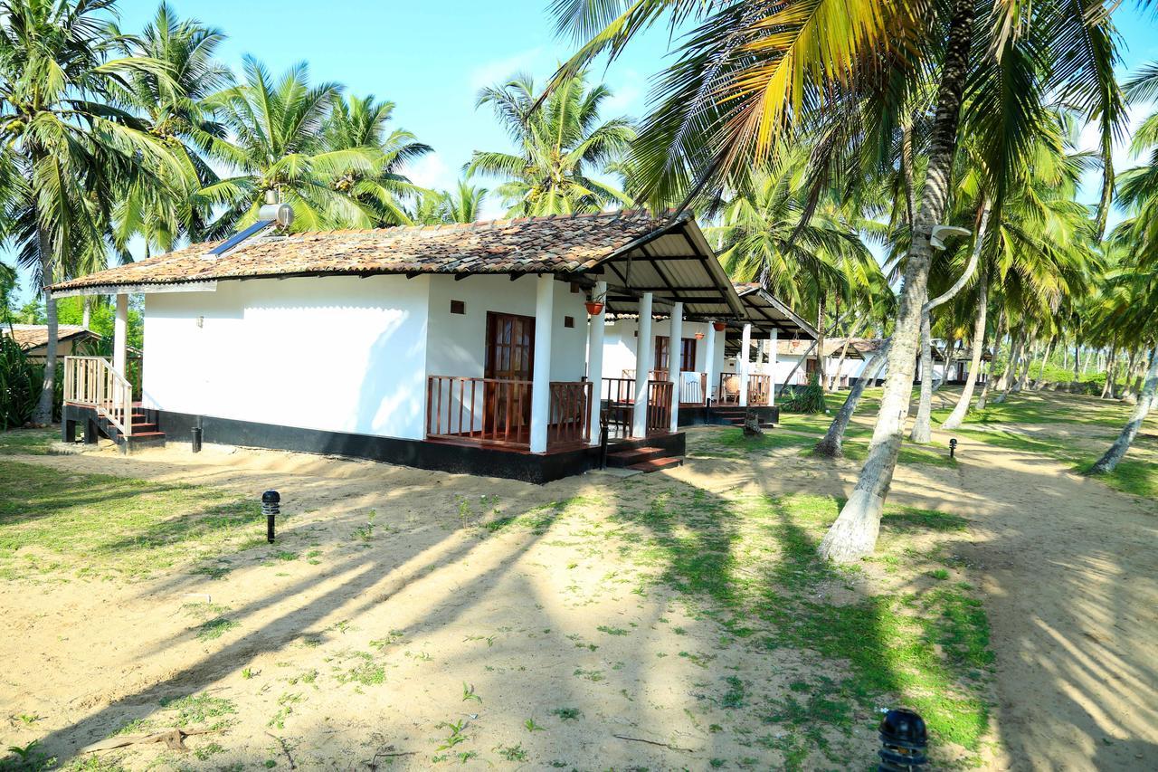 Darwins Beach Resort Тангалла Экстерьер фото