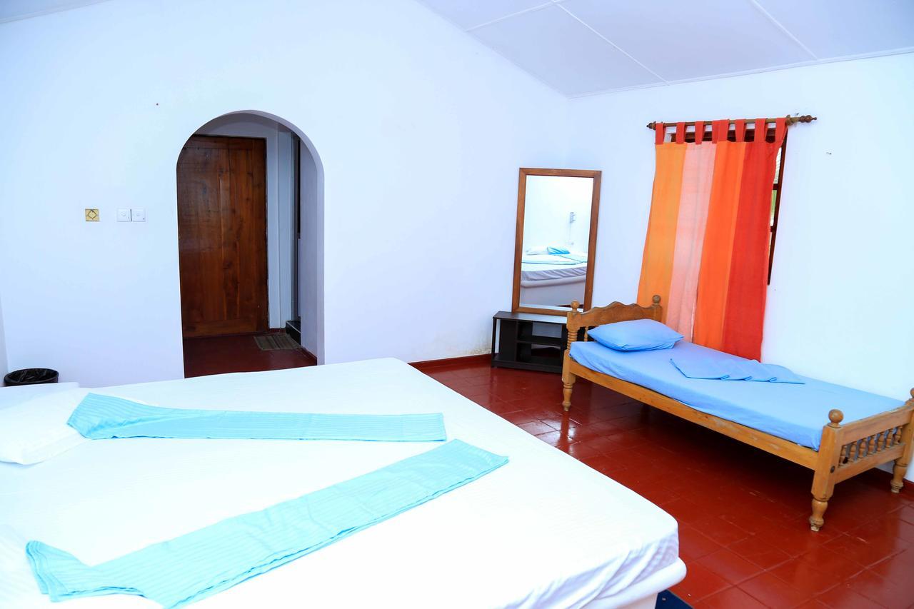 Darwins Beach Resort Тангалла Экстерьер фото