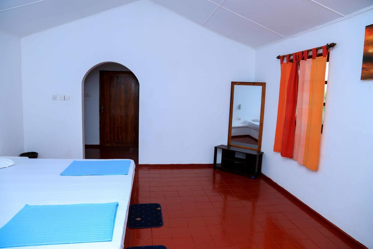 Darwins Beach Resort Тангалла Экстерьер фото