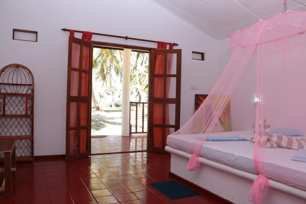Darwins Beach Resort Тангалла Экстерьер фото