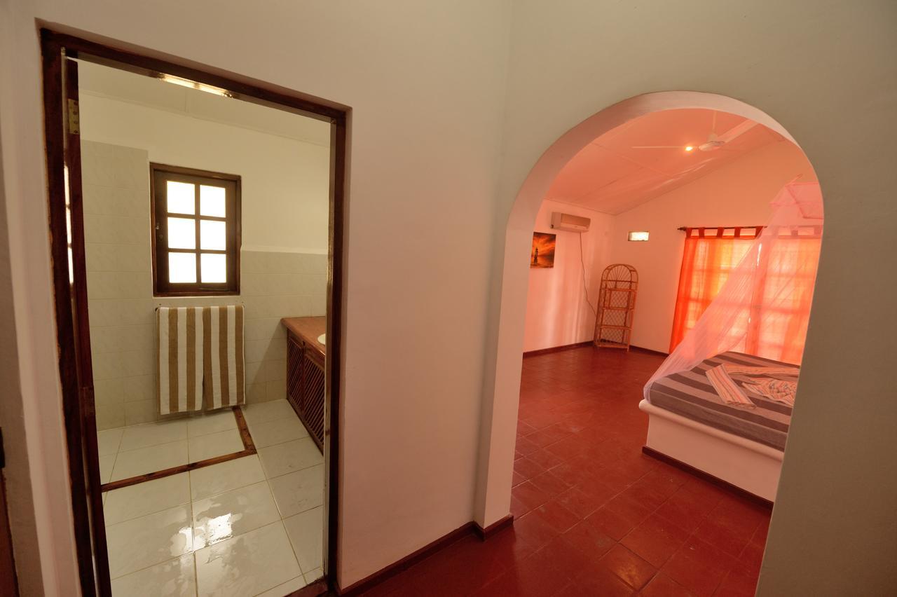 Darwins Beach Resort Тангалла Экстерьер фото