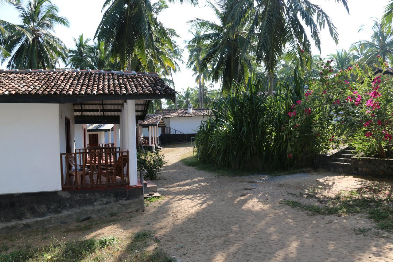 Darwins Beach Resort Тангалла Экстерьер фото