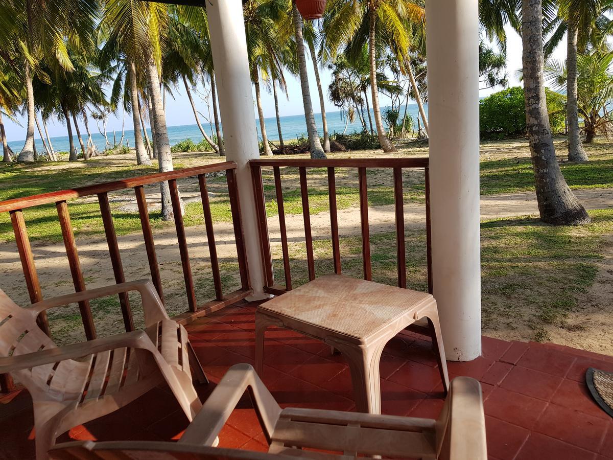 Darwins Beach Resort Тангалла Экстерьер фото