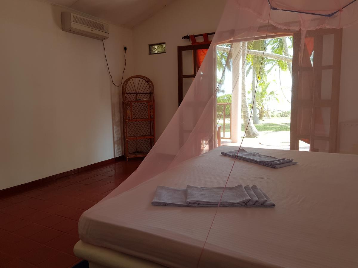 Darwins Beach Resort Тангалла Экстерьер фото