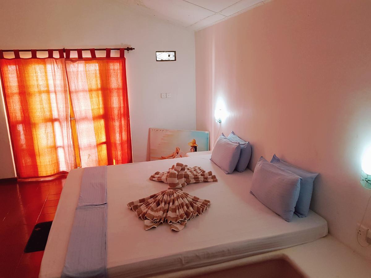 Darwins Beach Resort Тангалла Экстерьер фото
