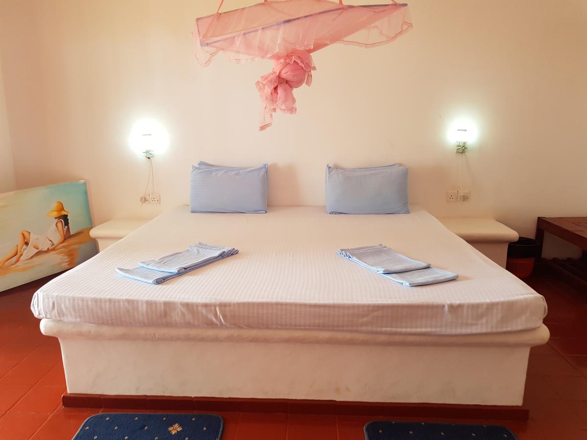 Darwins Beach Resort Тангалла Экстерьер фото